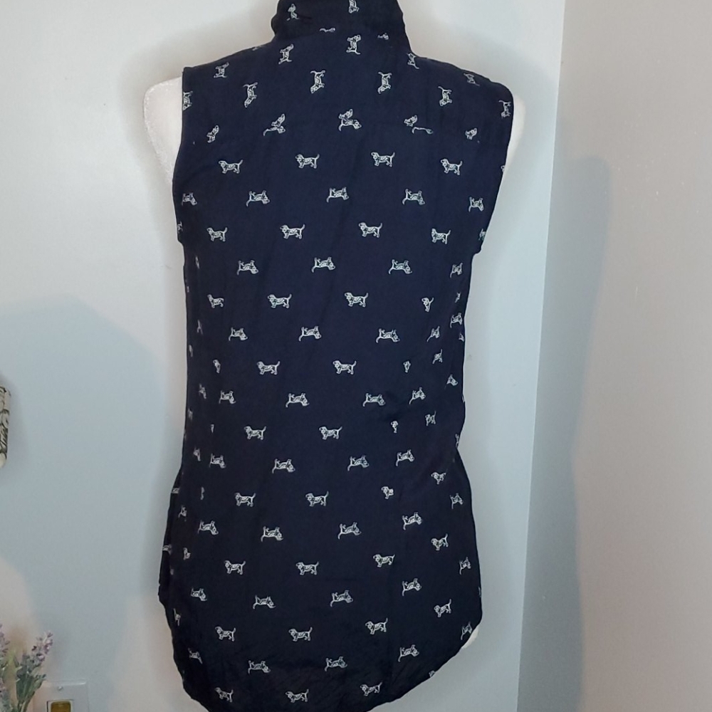 🔥 3/$25 Sleeveless Button Down Blouse w dogs - Picture 3 of 4